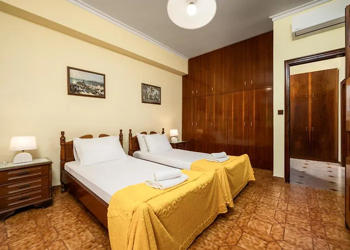 The Knights Courtyard Apartment *