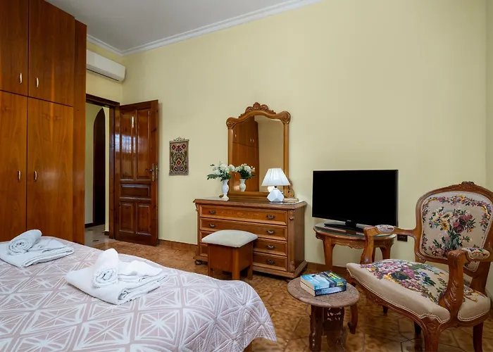 The Knights Courtyard *