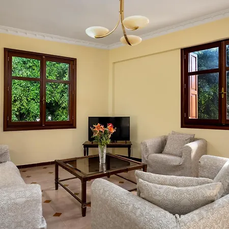 The Knights Courtyard Nyaraló